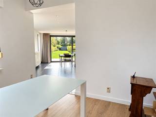 <p><span>Ruime gezinswoning met 4 slaapkamers en een groene oase in Eppegem</span></p><p><span>Op zoek naar een woning met karakter, ruimte én een prachtige tuin? Deze charmante gezinswoning combineert authentieke elementen met een lichtrijke, moderne uitbouw en biedt tal van mogelijkheden om er helemaal jouw thuis van te maken.</span></p><p><span>Het kloppende hart van de woning is de ruime uitbouw met een volledig ingerichte keuken en een gezellige eethoek. Dankzij de grote raampartijen geniet je hier van veel natuurlijk licht en een prachtig uitzicht op de groene tuin. De aangrenzende berging zorgt voor extra praktisch comfort.</span></p><p><span>Vanuit de eetplaats wandel je naadloos door naar het warme, knusse salon. Op het gelijkvloers vind je verder een gastentoilet en een bijkomende bergruimte, die desgewenst kan worden ingericht als extra sanitaire ruimte.</span></p><p><span>De eerste verdieping telt twee volwaardige slaapkamers en een badkamer. Op de ingerichte zolderverdieping bevinden zich nog twee extra slaapkamers. Ideaal voor een groter gezin, maar ook perfect als thuiskantoor, hobbykamer of logeerruimte.</span></p><p><span>Ook buiten is het volop genieten. De prachtige tuin op een perceel van 534 m² vormt een rustige, groene plek met veel privacy. De moderne tuinlounge van 16 m² nodigt uit tot ontspannen en gezellige zomeravonden. Op de oprit is plaats voor twee wagens. Daarnaast zijn er een praktische fietsenberging en een tuinhuis aanwezig.</span></p><p><span>De woning ligt gunstig nabij het dorpscentrum van Eppegem, met winkels, voorzieningen en belangrijke invalswegen richting Mechelen en Brussel.</span></p>