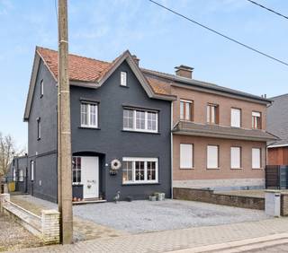 <p>Op zoek naar een ruime woning met mogelijkheden, rust en karakter? Deze charmante gezinswoning in Budingen, op een boogscheut van het schilderachtige Zoutleeuw, biedt je een bewoonbare oppervlakte van meer dan 150m² op een perceel van 7a66ca. Met drie slaapkamers, een grote veranda en een aparte garage met werkhuis is dit een plek waar je alle ruimte hebt om te wonen, werken en genieten.</p>
<p>Je stapt binnen in een gezellige leefruimte waar de eetplaats en zithoek uitnodigen tot warme familiemomenten. De keuken is ruim en praktisch ingericht, met voldoende plek voor het dagelijkse leven én het weekendkoken. Aan de achterzijde verrast een grote veranda je met haar licht en uitzicht op de tuin. Deze vormt de doorgang naar de achterbouw en de stal, die ideaal zijn als extra opslag, werkruimte of creatieve invulling.</p>
<p>Op de eerste verdieping vind je drie volwaardige slaapkamers, elk met een aangename lichtinval en voldoende ruimte voor rust en comfort. De badkamer is functioneel ingericht en ligt centraal op de verdieping.</p>
<p>Naast het huis staat een apart bijgebouw van 15m², met garage en werkhuis. Een ideale plek voor wie graag klust, extra bergruimte zoekt of een hobby wil uitoefenen.</p>
<p>De woning ligt in een rustige straat in Budingen, waar je geniet van de landelijke sfeer en tegelijk profiteert van de nabijheid van het gezellige Zoutleeuw en vlotte verbindingen richting Sint-Truiden.</p>
<p>Benieuwd naar de mogelijkheden die deze woning jou kan bieden? Neem gerust contact op en kom zelf de ruimte en het potentieel ervaren.</p>