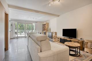 Bent U op zoek naar een mooi appartement met 2 slaapkamers in een groene omgeving en met goede bereikbaarheid?<br />Zoek niet langer en boek vraag nu uw afspraak aan via dewaele.com.<br /><br />Dit appartement wordt te koop aangeboden in de Bellestraat in Sint-Niklaas. Het is snel bereikbaar vanaf de E17 en er is openbaar vervoer vlakbij. Het appartement wordt opgeven door een grote gemeenschappelijke parktuin. Vanop het ruime terras kijk je op groen.<br /><br />Het appartement is gelegen op de 2de verdieping en bereikbaar met een lift. Via de inkomhal met gastentoilet betreden we de ruime woonkamer. Er is een open ingerichte keuken die zicht heeft op groen. Het ruime en zonnige bankirai terras is bereikbaar vanuit de leefruimte.<br /><br />Via de nachthal is er toegang tot de badkamer die uitgerust is met een ligbad. De 2 slaapkamers vinden we aan de achterzijde van het appartement.<br /><br />U kan tevens beschikken over een ondergrondse autostaanplaats en 2 aanpalende kelderbergingen. <br /><br />Het appartement beschikt over een goede EPC-score (110 kWh/m2) en is ook geschikt voor verhuur. Er zijn afzonderlijke meters voor gas, water en elektriciteit.<br /><br />Wordt dit mogelijks uw droomappartement? Neem dan contact op via dewaele.com of bel naar 03/296.80.50.<br /><br />Bestuursmaatregelen in het maatregelenregister: nee