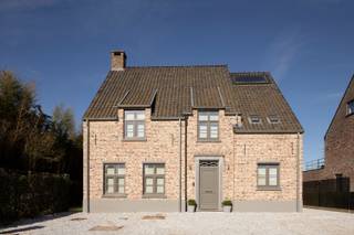 Op het einde van een doodlopende straat, in een rustige en groene omgeving in Oelegem op de grens met Schilde, bevindt zich deze recente...