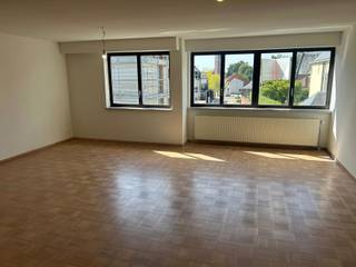 Dit recent gerenoveerde appartement bevindt zich in het bruisende centrum van Kapellen, vlakbij het rustige gemeentepark en de mooie en gezellige winkels. Het appartement bestaat uit een zonnige woonkamer op parketvloer, volledig ingerichte keuken (afwasmachine, dubbele oven, dubbele ijskast met vriesvak,...), 2 bergingen, 3 slaapkamers die telkens toegang geven tot het terras, een prachtige badkamer met inloopdouche en ligbad en een apart gastentoilet met handenwasser. Er is tevens een ruime garagebox inbegrepen in de huurprijs. De provieskosten per maand voor het waterverbruik bedragen 40 euro. De vaste kosten van het gebouw zitten inbegrepen in de huurprijs.