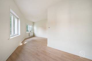 <p>Envie d'investir dans un emplacement de choix ? Cet immeuble de rapport situé au cœur de Courtrai attire tous les regards !</p><p>Le bâtiment comprend 3 logements indépendants et offre ainsi une belle opportunité aux investisseurs. Au rez-de-chaussée se trouvent 2 studios loués, chacun doté d’une chambre. Le premier étage abrite un appartement de 2 chambres rénové avec goût.</p><p>Grâce à son emplacement central au cœur animé de Courtrai, à proximité immédiate des commerces, des restaurants, des transports en commun et de toutes les commodités, ce bien bénéficie d’une forte attractivité locative.</p><p>Une offre globale attrayante pour ceux qui recherchent un bien de rendement prêt à l'emploi, générant plusieurs revenus locatifs dans un emplacement de choix !</p><p>Pour plus d'informations ou pour planifier votre visite, rendez-vous sur denis@immobeguin.be ou www.immobeguin.be</p>