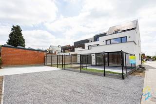 <p>Te koop te Berlare!<br />Bent u op zoek naar een energiezuinige en instapklare nieuwbouwwoning? Dan is deze moderne woning zeker een bezoek waard!<br />Bij het betreden van de woning komt u terecht in een verzorgde inkomhal met apart gastentoilet. Verder beschikt het gelijkvloers over een praktische berging die eveneens perfect kan dienen als bureau- of hobbyruimte. De lichtrijke en ruime leefruimte vormt samen met de volledig geïnstalleerde open keuken het hart van de woning. Dankzij het grote schuifraam geniet u van een mooie verbinding met de tuin en het terras.<br />Op de eerste verdieping bevinden zich twee ruime slaapkamers, een comfortabele badkamer uitgerust met alle hedendaagse voorzieningen en een afzonderlijk toilet.<br />Achterste slaapkamer geeft toegang naar een prachtig terras.<br />De tweede verdieping biedt plaats aan een derde, zeer ruime slaapkamer en een extra zolderruimte die ideaal is als stockage- of bergruimte.<br />Achteraan het perceel zijn een autostaanplaats en een carport voorzien. Bovendien wordt aan de carport een buitenkraan geïnstalleerd, ideaal voor het reinigen van uw wagen.<br />De volgende werken worden nog afgewerkt door de bouwheer:<br />- Aanleg van grasmatten in de tuin;<br />- Plaatsing en afwerking van de carport;<br />De ligging vormt een absolute meerwaarde: op wandelafstand van het gezellige centrum van Berlare met zijn winkels, scholen en openbaar vervoer. Daarnaast bevinden de prachtige Gratiebossen zich vlakbij, ideaal voor natuurliefhebbers, wandelaars en fietsers.<br />Troeven:<br />- Mogelijkheid tot aankoop aan 6% BTW (onder voorwaarden)<br />- Energiezuinige nieuwbouwwoning<br />- 3 volwaardige slaapkamers<br />- Volledig geïnstalleerde open keuken<br />- Terras en tuin<br />- Carport en private autostaanplaats<br />- Aanwezigheid van zonnepanelen<br />Interesse? Contacteer collega Bernhard 0476 022 089 of bernhard@cornelis-goeman.be vandaag nog voor meer informatie of een bezoek ter plaatse!<br />* Verlaagd BTW-tarief van 6% mogelijk mits voldaan wordt aan de wettelijke voorwaarden.</p>