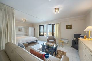 Ontdek dit instapklare en uitstekend onderhouden appartement, gelegen op de eerste verdieping van de residentie Hydro Palace. Hier geniet u elke dag van de rust van de Noordzee, en een uniek vakantiegevoel, het hele jaar door. Oorspronkelijk ingedeeld als een één slaapkamerappartement, werd de tussenmuur verwijderd, waardoor een ruime, lichtrijke leefruimte met slaaphoek is ontstaan met een aangenaam zijdelings zeezicht. Wenst u opnieuw een aparte slaapkamer? Dan kan dit eenvoudig worden hersteld. De gezellige leefruimte sluit aan op de open keuken, wat zorgt voor een aangename en open woonbeleving. Het appartement verkeert in uitstekende staat en wordt volledig gemeubeld verkocht. U hoeft enkel uw koffers uit te pakken en meteen te genieten. Dankzij de uitstekende ligging bevindt u zich op wandelafstand van het strand, het openbaar vervoer, winkels en het centrum. Een ideale uitvalsbasis voor wie op zoek is naar een tweede verblijf, een vakantiewoning of een interessante investering aan de Belgische kust.