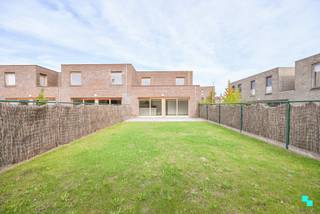 Ontdek deze <strong>instapklare, energiezuinige</strong> eengezinswoning met garage nabij het centrum van Izegem gelegen op een zuidoost georiënteerd perceel van ca. 213 m², met een bewoonbare oppervlakte van 154 m² (volgens EPC-attest). De woning geniet van een uitstekende bereikbaarheid dankzij de onmiddellijke nabijheid van de Rijksweg, het op- en afrittencomplex E403, diverse handelszaken en scholen. Volgende indeling: Inkomhal met gastentoilet, aangename en lichtrijke woonkamer met annex de open geïnstalleerde keuken (voorzien van vaatwasmachine, kookplaat, dampkap, oven, dubbele spoelzone en koelkast met vriesvak) en wasplaats/berging. De eerste verdieping bestaat uit de nachthal, drie slaapkamers en de badkamer (voorzien van een dubbele wastafel, douche, ligbad en toilet). De onderhoudsvriendelijke tuin (zuidoost gericht) is volledig omheind en geniet van een aangelegd terras. EPC A | CV op aardgas | Plat dak geïsoleerd (15 cm PUR) | HR-beglazing (houten schrijnwerk) | Spouwisolatie | Vloerisolatie (8 cm PUR) | Regenwater | Ventilatiesysteem| Rustige, doch centrale ligging | Volledig geschilderd. Margot organiseert voor deze woning bezoeken ter plaatse, mits het maken van een afspraak. 