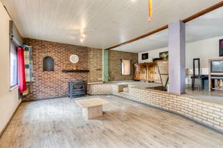 **RUIME WONING MET 4 SLAAPKAMERS, VERGUNDE LOODS EN TAL VAN MOGELIJKHEDEN!**<br /><br />Op zoek naar een woning met ruimte, potentieel én een uitstekende ligging? Dan is deze eigendom in Sint-Lievens-Houtem beslist een bezoek waard!<br /><br />Deze te renoveren woning bevindt zich in een rustige, doodlopende straat, vlak bij het centrum van Sint-Lievens-Houtem. Dankzij de strategische ligging tussen Gent en Brussel geniet je van een vlotte bereikbaarheid, gecombineerd met de rust van een aangename woonomgeving.<br /><br />De woning beschikt over **4 slaapkamers** en biedt volop mogelijkheden om ze volledig naar eigen smaak en hedendaagse woonnormen in te richten. Met een **EPC-label D** is er bovendien geen renovatieverplichting.<br /><br />Een absolute troef is het ruime perceel van maar liefst **1.230 m²**, met daarop een **vergunde loods van 140 m²**. Ideaal voor wie nood heeft aan extra opslagruimte, een atelier, ruimte voor hobby's of een combinatie van wonen en werken, mits naleving van de geldende voorschriften.<br /><br />**Waarom deze eigendom?**<br />- 4 slaapkamers<br />- EPC D – geen renovatieverplichting<br />- Perceel van 1.230 m²<br />- Vergunde loods van 140 m²<br />- Rustige, doodlopende straat<br />- Centrale ligging tussen Gent en Brussel<br />- Tal van renovatie- en inrichtingsmogelijkheden<br />contacteer Matthias 0478 32 77 70<br /><br />**Een eigendom met karakter, ruimte en toekomstpotentieel. Maak er jouw eigen verhaal van!**<br /><br />Contacteer ons voor een bezoek en ontdek zelf de mogelijkheden. Prijs is startprijs!