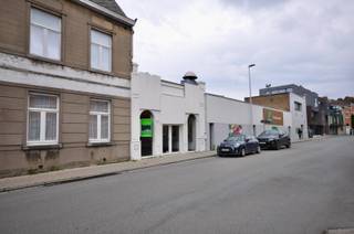 Deze gelijkvloerse handelsruimte heeft een oppervlakte van 80m2 + een bijkomende keukenruimte van 19m2. Interessante ligging vlak bij het...