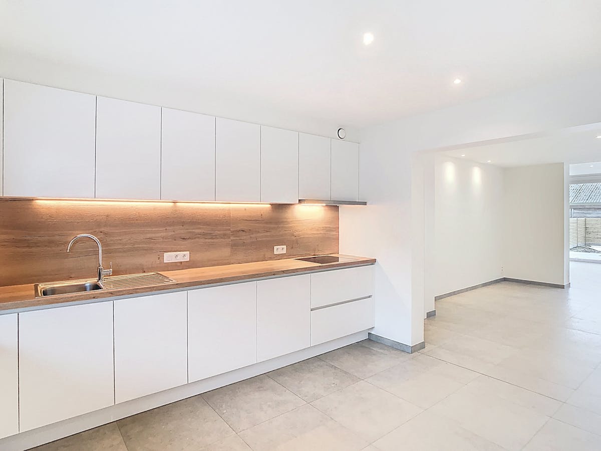 Gerenoveerde woning met 4 slaapkamers en tuin in Krombeke - foto 2