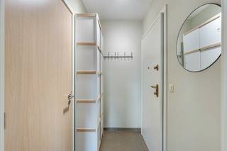 Dit mooie 3 slaapkamer appartement is gelegen in Herent in de Residentie Edelweiss op de 2de verdieping. De ligging is vlakbij de dorpskern met bakker, apotheek, scholen en met goede verbindingen naar Leuven en Brussel. Kenmerkend zijn de grote raampartijen hetgeen zorgt voor extra veel lichtinval, een groot terras en een ondergrondse parking inbegrepen in de prijs.<br />Indeling met een aparte hal, cv-berging, grote leefruimte met schuifraam naar het overdekt terras, open en volledig ingerichte keuken, 3 slaapkamers waarvan 1 met terrasje, ingerichte badkamer en een aparte wasplaats met waterverzachter.<br />Energiezuinig met score label B - 130 en de elektriciteit is conform. <br />Voor een bezoek kan u me bereiken via vincent@immojanstas.be of 0477 284876<br />Bijkomende Bijkomende info (EPC, vastgoedinfo, attest elektriciteit,,... ) kan U hieronder downloaden ↓