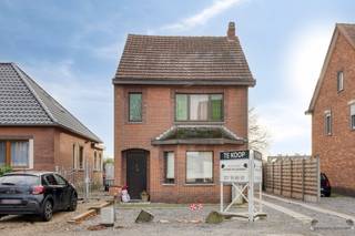 <p><span>PROPRIÉTÉ RÉSIDENTIELLE À LEOPOLDSBURG AVEC UN EXCELLENT POTENTIEL</span></p><p><span> </span></p><p><span>Cette charmante maison à Leopoldsburg offre une excellente opportunité pour les acheteurs qui recherchent une propriété de caractère dans un quartier résidentiel bien établi. La propriété dispose de trois chambres confortables et d'une salle de bains pratique, ce qui la rend idéale pour les familles ou les personnes à la recherche d'espace supplémentaire.</span></p><p><span> </span></p><p><span>La maison présente une façade en briques caractéristique de la région et témoigne d'une solide qualité de construction. La façade en briques rouges, la toiture noire et les lucarnes confèrent à la propriété un aspect attrayant. La façade avant comporte de nombreuses ouvertures de fenêtres qui apportent de la lumière naturelle.</span></p><p><span> </span></p><p><span>La propriété dispose d'un jardin arrière qui s'étend sur une belle superficie. Cet espace extérieur offre de nombreuses possibilités de détente et de loisirs. Le jardin est entièrement clôturé et entouré de solides barrières en bois, ce qui garantit l'intimité et la sécurité. C'est un endroit idéal pour les familles avec enfants ou pour ceux qui aiment le plein air.</span></p><p><span> </span></p><p><span>Son emplacement à Leopoldsburg est un grand avantage. Le quartier est bien développé et jouit d'une atmosphère calme et résidentielle avec des quartiers conviviaux. La propriété se trouve à distance de marche des commodités et bénéficie d'un accès facile aux transports publics.</span></p><p><span> </span></p><p><span>Cette propriété constitue une base solide pour ceux qui recherchent une maison authentique dans le Limbourg, avec de l'espace pour les activités familiales et les adaptations personnelles souhaitées.</span></p>