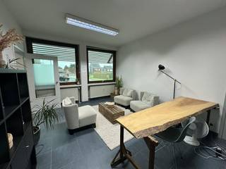 Kantoren van verschillende oppervlaktes te huur in Heule, vlakbij het centrum van Kortrijk. Gelegen nabij diverse invalswegen en de autosnelweg.<br /><br />Oppervlaktes: <br />- 24 m²<br />- 32 m²<br />- 48 m² <br />- 95 m²<br />- 127 m²<br /><br />Er zijn voldoende parkeerplaatsen beschikbaar. De kantoren zijn onmiddellijk beschikbaar.<br /><br />Dit pand wordt verhuurd via een terbeschikkingstelling.<br /><br />Bent u op zoek naar bedrijfsvastgoed bestaande uit een kantoor te huur in Kortrijk? Aarzel dan niet om ons te contacteren op het nummer 056 21 11 11.<br /><br />Dit betreft een terbeschikkingstelling van kantoren met diensten.