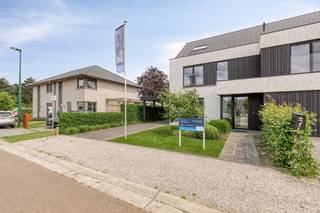 Instapklare halfopen bebouwing in Waarschoot Deze voormalige kijkwoning is gelegen op een verzorgd en onderhoudsvriendelijk perceel van 275 m² met oostgerichte tuin, carport en tuinberging. De woning bevindt zich in een recente woonwijk in Waarschoot, gebouwd door Huysman Bouw, en is amper 5 jaar oud. Op het gelijkvloers geniet u van een inkomhal met gastentoilet, een lichtrijke leefruimte met open keuken en grote raampartijen, én een praktische berging aansluitend aan de keuken. Boven vindt u drie slaapkamers en een comfortabele badkamer. De zolderverdieping is bereikbaar via een vaste trap en biedt extra ruimte. Verlichting, gordijnen en schilderwerken zijn inbegrepen in de prijs. Adres: Zavelput 5, Waarschoot Laat deze kans niet voorbijgaan – deze woning is volledig instapklaar!