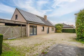In een <strong>rustige en aangename wijk</strong>, de <strong>Pastoor Pypestraat in Geluwe</strong>, bevindt zich deze <strong>vrijstaande woning</strong> op een <strong>perceel van 575 m².</strong><br />De woning geniet van een <strong>vlotte bereikbaarheid</strong> dankzij de <strong>nabijheid</strong> van de <strong>autostrade, winkels en andere dagelijkse voorzieningen</strong>. <br />Via de <strong>aparte inkomhal</strong> komt u terecht in de <strong>leefruimte met halfopen keuken</strong>. <strong>Aansluitend</strong> bevindt zich de <strong>veranda met ingebouwde houtcassette</strong>, een heerlijke plek om te genieten. De woning is bovendien uitgerust met een <strong>warmtepomp (lucht/lucht) en een pelletkachel</strong>, wat bijdraagt aan een <strong>energiezuinige en aangename woonomgeving</strong>.<br />Naast de keuken vindt u een <strong>praktische berging en een garage</strong> die eveneens perfect ingericht kan worden als <strong>extra slaapkamer</strong>.<br />Verder beschikt het gelijkvloers over een <strong>slaapkamer, een douchekamer en een afzonderlijk gastentoilet</strong>.<br />Op de <strong>eerste verdieping</strong> bevinden zich nog <strong>drie volwaardige slaapkamers</strong>, bijkomende <strong>bergruimte</strong> en een <strong>tweede badkamer</strong>.<br />Ook buiten heeft deze woning heel wat te bieden. De <strong>verzorgde en gezellige tuin</strong> met <strong>vijver</strong> vormt een echte meerwaarde. Vooraan de woning is er <strong>voldoende parkeergelegenheid</strong> aanwezig. Daarnaast beschikt de woning zowel links als rechts over <strong>extra bergruimte</strong> <strong>en een tuinhuis</strong>.<br />De woning dateert van 1986, is <strong>asbestveilig</strong> en werd bovendien uitgerust met maar liefst <strong>32 zonnepanelen</strong> en een <strong>regenwaterput van 10.000 liter</strong>.<br /><br /><span><span><span><span><span>Interesse in deze veelzijdige gezinswoning?<br />Contacteer <strong>Yorben</strong> via <strong>0468 188 061</strong> of <u><strong>yorben@dekeyser.immo</strong> </u>voor een bezoek.</span></span></span></span></span><br /> 