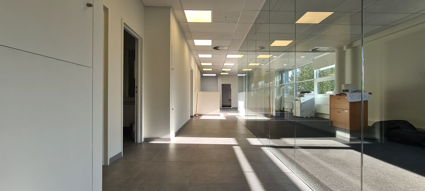 Vernieuwde kantoorruimte van 205m² met ruime parking te Kortenberg - photo 1