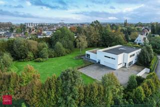 Moderne luxe-villa met heel mooie tuin bestaande uit een inkomhal, living, ingerichte ruime keuken, bijkeuken, 2 slaapkamers, 2 badkamers,...