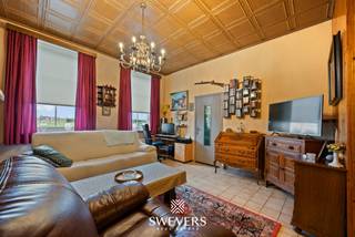Voor meer info en foto’s, surf naar www.swevers.be – In het centrum van Landen, in de rustige Bergstraat, vind je deze ruime gezinswoning boordevol potentieel. Met een bewoonbare oppervlakte van 144 m², vier slaapkamers en een oostelijk georiënteerde tuin is dit de ideale basis voor wie op zoek is naar een op te frissen woning met sterke structuur. De leefruimte van 32,60 m² en keuken van 12,13 m² bieden veel lichtinval en connectie met de tuin. Op de eerste verdieping bevinden zich vier slaapkamers, waarvan de grootste 16,96 m² meet. Extra troeven zijn de bruikbare zolder van 55 m², kelder van 28 m² en een ruime inpandige garage van 35 m². Het perceel van 5a 12ca is volledig benut en biedt mogelijkheden voor een onderhoudsvriendelijke tuin. De ligging is rustig én centraal, met winkels, scholen en openbaar vervoer op wandelafstand. Ideaal voor jonge gezinnen of handige kopers die hun eigen stempel willen drukken. Voor meer informatie, bel 011 255 155. Bron bewoonbare oppervlakte: EPC – verslag.