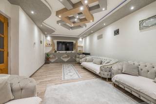 <p>Ontdek deze gezinswoning in een aangename en rustige woonwijk van Wilrijk, gelegen aan de Daniël Herreynslaan. De woning ligt op een centrale, maar groene locatie, in de nabijheid van winkels, scholen, parken en openbaar vervoer — ideaal voor gezinnen die comfort en bereikbaarheid willen combineren.<br /><br />Indeling: <br />- GLV: bij binnenkomst tref je een lichte en gezellige woonkamer aan de voorzijde, perfect om te ontspannen met het hele gezin. Achteraan bevindt zich de ruime keuken met voldoende plaats voor een eetgedeelte. Van hieruit heb je toegang tot de aangename tuin, een ideale plek om te genieten van zonnige dagen. Verder is er een praktische kelder voor extra bergruimte en een apart toilet op het gelijkvloers.<br /><br />- 1steV: de bovenverdieping beschikt over drie volwaardige slaapkamers. Hiervan heeft één slaapkamer een ensuite badkamer, wat zorgt voor extra comfort en privacy. Daarnaast is er nog een tweede, aparte badkamer.<br /><br />Een gezinswoning met alle hedendaagse comfort, gelegen in een aantrekkelijke buurt waar het aangenaam wonen is.</p>