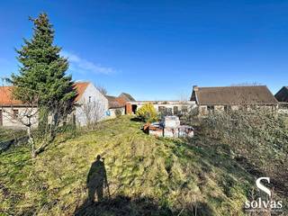 Ontdek deze uiterst rustig gelegen, verder af te werken woning op een perceel van 850 m² in het charmante Bellem. Deze eigendom biedt een unieke kans voor wie op zoek is naar een bouwproject of wie graag zijn droomwoning volledig naar eigen smaak wil afwerken.<br /><br />De bouwvergunning en goedgekeurde plannen voor een volwaardige woning met drie slaapkamers zijn reeds aanwezig, waardoor u meteen aan de slag kunt. De bestaande structuur vormt een ideale basis om uw woonideeën te realiseren.<br /><br />Dankzij de rustige ligging geniet u hier van alle privacy en ontspanning, met toch een vlotte verbinding naar zowel Aalter, Gent als Deinze. Scholen, winkels en openbaar vervoer bevinden zich op korte afstand, wat deze locatie extra interessant maakt voor gezinnen of investeerders.<br /><br />Bent u op zoek naar een bouwgrond met vergunning of een woning verder af te werken naar eigen wens in een groene omgeving?<br />Contacteer dan Laurens voor meer informatie of een bezoek via laurens@solvas.be<br /> of 0498 04 56 21.