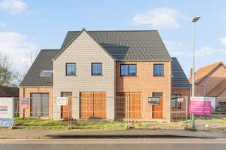 Deze prachtige halfopen nieuwbouwwoning (3 slpks) met garage is gelegen in Zarren, deelgemeente van Kortemark.Deze energiezuinige woningen combineren...