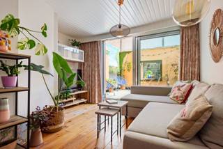 <p><span>Niet zomaar “het zoveelste appartement in de stad”, maar eentje met </span><strong><span>karakter</span></strong><span> en een </span><strong><span>speelse indeling</span></strong><span>. Achter de gevel aan de Charlottalei schuilt een verrassend en gezellig gelijkvloers appartement, vlak bij het Stadspark!</span></p>
<p><span>Bij het binnenkomen valt de unieke indeling meteen op. Aan de linkerzijde bevindt zich de ingerichte keuken, voorzien van ingemaakte kasten, lavabo, inductiekookplaat, dampkap, vaatwasser, oven en koelkast. In de ingemaakte kasten is bovendien de aansluiting voor wasmachine en droogkast voorzien.</span></p>
<p><span>Aansluitend bevindt zich de eetruimte, met plaats voor een gezellige eethoek of waar je alvast kunt beginnen brainstormen over toekomstige aperoavonden. Aan de rechterzijde bevindt zich de badkamer, uitgerust met douche, lavabomeubel en toilet.</span></p>
<p><span>Een echte troef is het </span><strong><span>verhoogde leefniveau</span></strong><span>. Hier creëer je een gezellige zithoek, ideaal om na een lange dag tot rust te komen, je favoriete programma in te halen of simpelweg te genieten van het zicht op de koer. Het Stadspark ligt letterlijk om de hoek, maar deze koer? Die is helemaal van jou!</span></p>
<p><span>Daarnaast beschikt het appartement over een </span><strong><span>ondergrondse slaapkamer </span></strong>met verluchtingsraam<span>, bereikbaar via een open trap. Deze ruimte zorgt voor extra privacy én geeft het appartement zijn bijzondere karakter. Er zijn kortom heel wat hoekjes en kantjes om te ontdekken.</span></p>
<p>Op zoek naar een ideale starterswoning? Klaar om een nieuw hoofdstuk te starten? Of zie je het eerder als investering? Het kan allemaal!</p>
<p><span>Dankzij de centrale ligging bevinden het Centraal Station, de Diamantwijk en de Meir zich op </span><strong><span>wandelafstand</span></strong><span>. Ook het openbaar vervoer en de belangrijkste invalswegen zijn vlot bereikbaar.</span></p>
<p>Onze favoriete plekjes in de buurt?<span> Denk aan Barchel of Barnini voor een gezellige lunch, Le Pain Quotidien voor een koffie en snelle hap, en Little BÚN voor een lekkere Vietnamese lunch of diner.<br /></span><span><br /><strong>Op een rijtje:</strong><br />- Centrale locatie<br />- EPC = C<br />- EK = conform<br />- Lage gem. kosten (privégebruik water en verwarming inbegrepen)<br />- Ideale starterswoning<br />- Speelse indeling<br />- Binnenkoer <br /><br />De woning liever zelf ontdekken? Plan gerust een bezoek in!<br /><br />Attesten beschikbaar via: https://jamar.immo/<br />Wg, Gvkr, Gmo, Gdv, Gvv, geen WORG, geen vermelding in het maatregelenregister</span></p>