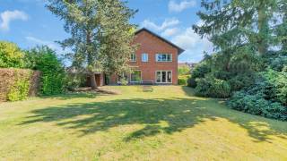 **BOEK JE BEZOEK ONLINE IN VIA WWW.IMMO3000.BE**<br />Immo3000 heeft weeral een mooie woning te koop in Linden, vlakbij Leuven.  Deze keer een ruime villa met momenteel 4 grote slaapkamers, die mits wat werk op de tweede verdieping kan uitgebreid worden met nog eens 2 extra slaapkamers en een douchekamer.<br /><br />Indeling : royale inkom met gastentoilet, grote living en eetplaats, grote keuken , allen met zicht op de grote tuin, die op haar beurt uitkijkt op het Rood Kasteel van Linden.  Annex een grote garage, maar uiteraard ook parkeergelegenheid op je eigen oprit.  Op te frissen maar ruime kelder.<br /><br />Eerste verdiep : 4 grote slaapkamers en een op te frissen badkamer.<br />Tweede verdiep : zeer grote zolder, die je gemakkelijk kan afwerken met nog eens 2 grote slaapkamers en een extra badkamer.  De woning is onderkelderd.<br /><br />Linden ligt op slechts 5 km fietsafstand van Leuven (station) en heeft zelf scholen en winkels en een ruim aanbod aan ontspanningsmogelijkheden zoals wandelen/fietsen/mountainbiken in Linden bos of langs Wijnkasteel Vandeurzen.<br /><br />Interesse ? Boek dan snel je bezoek via 016 60 3000 of info@immo3000.be, eerst is eerst, de prijs is vast.