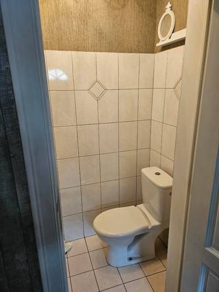 Instapklare gezinswoning.<br />Met een bewoonbare oppervlakte van 250m², excl. kelder en garage, heeft deze woning alles wat je nodig hebt.<br />U wordt verwelkomt in een zeer ruime en lichtrijke living, ideaal voor familiemomenten. Aansluitend bevindt zich de veranda en de keuken met zicht op de tuin. Op de gelijksvloer is er verder nog een aparte toilet.<br />Op de 1ste verdieping vindt u 3 ruime slaapkamers, ca 20m² , 19m², en 18m². Wat uitzonderlijk ruime kamers zijn. En op dit verdiep bevindt zich op een ruime badkamer met 2 lavabo's, bad en douche.<br />Op het 2de verdiep is er de zolder die volledig is ingericht als master bedroom met badkamer. Deze biedt verschillende mogelijkheden voor het creëren van extra kamers, hobbyruimte, of kortom studio.<br />Bovendien beschikt de woning over een ruime kelder ideaal als opslag, wasruimte,...<br />en een garage.<br />Buiten geniet je van een zuid gerichte tuin.