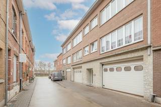 Deze ruime hangaar is opgedeeld in 2 grote afzonderlijke ruimtes met elkéén hun automatische toegangspoort.De linkse ruimte heeft een benutbare...