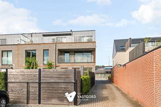 <p><span>Recent gebouwd appartement (87m²) met 2 slaapkamers, terras, garage met aparte berging en carport te Hulshout.</span></p><p><span> </span></p><p><span>Belangrijkste troeven: </span></p><p><span>- Centrale ligging</span></p><p><span>- Kwalitatief afgewerkt</span></p><p><span>- Uitstekend onderhouden</span></p><p><span>- Zuidwest gericht terras</span></p><p><span>- Aparte berging voor wasmachine en droogkast</span></p><p><span>- Garagebox met aparte berging</span></p><p><span>- Carport</span></p><p><span> </span></p><p><span>Bekijk zeker ook de grondplannen met de afmetingen. Zo krijgt u van thuis uit al een perfect beeld van wat dit appartement te bieden heeft!</span></p><p><span> </span></p><p><span>Wenst u meer info of een vrijblijvende bezichtiging, contacteer dan ons kantoor op het nummer 011 85 15 15 en wij helpen u graag verder.</span></p>