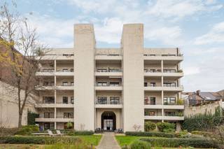 <p>Deze indrukwekkende loft van maar liefst 325 m², met terras en binnentuin, is een zeldzame vondst in het hart van Antwerpen — op een steenworp van Park Spoor Noord en het Eilandje.</p><p>De voormalige pakhuizen van de Van de Wervestraat ademen geschiedenis, maar binnenin wacht pure moderniteit. Denk aan hoge plafonds, massieve draagstructuren en overvloedig daglicht, gecombineerd met tijdloze materialen en doordacht design.<br />Hier woon je in een bruisende buurt vol creatieve energie — tussen kunstgalerijen, hippe horeca en vernieuwde stadspleinen. Alles wat het Antwerpse stadsleven zo boeiend maakt, ligt letterlijk aan je voeten.</p><p>Waarom je hier wil wonen<br />•    Uitzonderlijke loft van 325 m²<br />•    Terras én gemeenschappelijke binnentuin<br />•    Designinterieur met maatwerk en hoogwaardige materialen<br />•    Open leefruimte met imposante plafondhoogte en veel licht<br />•    Mogelijkheid tot ruime inpandige autostaanplaats (€55.000)</p><p>Bij het binnenkomen zet de hoge plafonds en het overvloedige licht meteen de toon.</p><p>De inkomhal met vestiairekast en gastentoilet leidt naar een tweede slaapkamer — perfect als gastenkamer of kantoor.</p><p>De royale leefruimte vormt het hart van de loft: open, warm en gelaagd.<br />De open keuken is een statement van klasse: natuurstenen werkblad, kamerhoge fineerkasten en hoogwaardige toestellen. De leefruimte geeft toegang tot het terras, vanwaar je uitkijkt op de groene binnentuin — een oase midden in de stad.</p><p>Een subtiele kastenwand scheidt de leefruimte van de master suite en creëert rust en privacy. De master beschikt over een dressing, een luxueuze badkamer met vrijstaand bad, dubbele wastafel en inloopdouche — hotelgevoel inbegrepen.</p><p>Deze loft is niet zomaar een woonst, het is een beleving.<br />Ruimte, licht en verfijning in één strak geheel, met respect voor het industriële karakter van het gebouw.</p><p>Ontdek deze exclusieve loft en plan je bezoek via sinjoor.be.</p><p><span><span> </span></span></p>