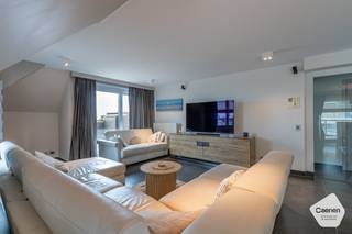 <p>Dit <strong>luxueus afgewerkt</strong> appartement bevindt zich in de <strong>gegeerde</strong> residentie 'Asterie' te Nieuwpoort-Bad.<br />Dankzij de <strong>absolute</strong> <strong>toplocatie</strong> middenin de bruisende winkelstraat is praktisch alles op wandelafstand bereikbaar.<br /><br />Van in de uitzonderlijk brede leefruimte (9,75m) én van op het terras heeft u hier een mooi zicht op zee en het hinterland.<br /><br />De indeling is als volgt:</p>

<ul>
	<li>Inkomhal met vestiaireruimte;</li>
	<li><strong>Zeer<strong> </strong>lichtrijke</strong> leefruimte met toegang tot de 3 terrassen;</li>
	<li>Open, luxueus ingerichte keuken;</li>
	<li>Twee terrassen uitgevend op de Lefebvrestraat met een <strong>mooi, breed zeezicht</strong>;</li>
	<li><strong>Uitzonderlijk groot, zuid-gericht terras met zijdelings zeezicht én een open zicht op het hinterland</strong>;</li>
	<li>Slaapkamer 1 met dubbel bed en voldoende kastruimte;</li>
	<li>Ensuite badkamer met dubbele wastafel en ligbad;</li>
	<li><strong>Twee extra volwaardige slaapkamers</strong> met plaats voor dubbel bed;</li>
	<li>Badkamer 2 met wastafel en douche;</li>
	<li>Aparte berging;</li>
</ul>
<br />Extra troeven:
<ul>
	<li><strong>Kelderberging</strong> <strong>inbegrepen</strong> bij aankoop;</li>
	<li><strong>Domotica</strong> aanwezig;</li>
	<li>Mogelijkheid tot aankoop dubbele garagebox in het gebouw;</li>
	<li>Verkoop door 1ste eigenaar die het <strong>nooit</strong> <strong>heeft</strong> <strong>verhuurd</strong>;</li>
</ul>

<p><br />Benieuwd? Aarzel niet en ontdek zelf dit uniek appartement.</p>