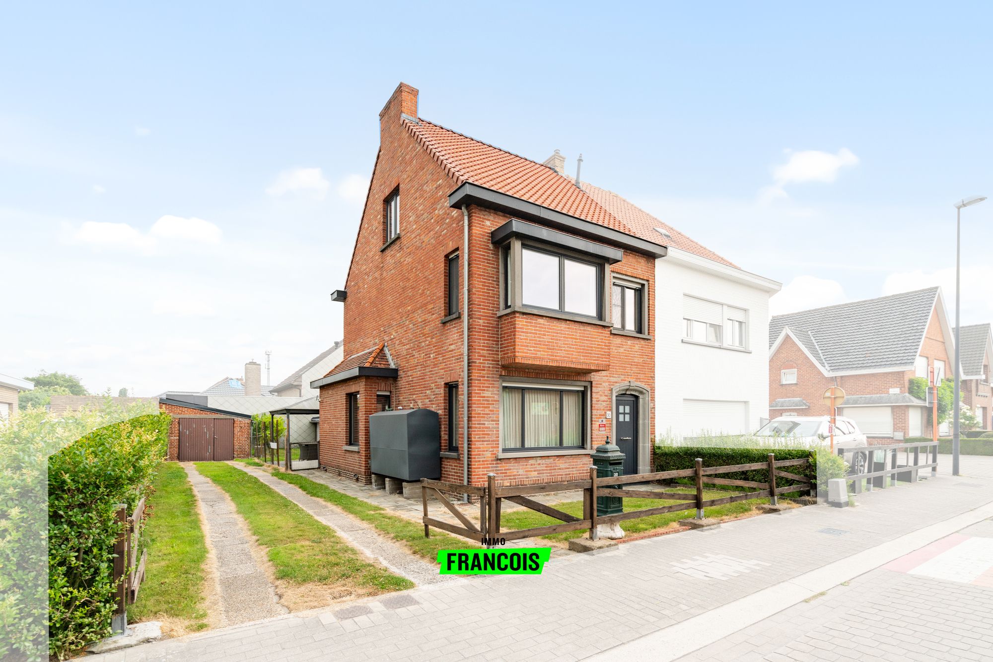 Karaktervolle woning met renovatiemogelijkheden nabij het centrum van Maldegem. - foto 1