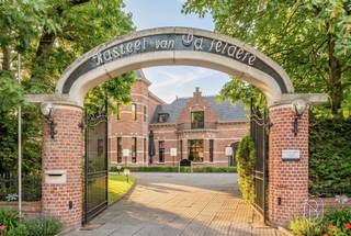 Kasteel van ZaffelarePrachtig kasteel met een enorm potentieel, gelegen op een domein van maar liefst 4,6 hectare.Een bijzonder vastgoed met geschiedenis, uitstraling en vooral veel mogelijkheden.Dit karaktervolle kasteel uit 1901 geniet van een authentieke architectuur, royale volumes en talrijke karaktervolle details. Het domein omvat tuinen en weides, geniet van open zichten en biedt een uitzonderlijke combinatie van rust, ruimte en privacy. Bovendien is er een ruime parking met plaats voor ca. 120 wagens.De royale inkom, verschillende ontvangstruimtes en zalen, hoge plafonds en authentieke elementen geven het geheel een bijzondere uitstraling. De omvang, indeling en aanwezige infrastructuur maken het pand bijzonder geschikt als horeca- en eventlocatie (vergunde horeca). Verschillende ruime zalen en de combinatie van binnen- en buitenruimte bieden mogelijkheden voor onder meer feesten, recepties, seminaries, huwelijken en bedrijfsevents.Daarnaast biedt het domein mogelijkheden voor een exclusieve B&B of hospitalityconcept, praktijk- of kantooromgeving, maar evenzeer voor wie op zoek is naar een uitzonderlijke private woonst met ruimte, groen en karakter.Er is reeds een appartement met dakapaprtement en aparte toegang: de ideale privé wie wonen en werken wil combineren. Een veelzijdig geheel waarbij vooral de combinatie bijzonder is: 4,6 hectare, authentieke architectuur, royale ruimtes, ruime parking, buitenruimte, privacy en verschillende gebruiksmogelijkheden.