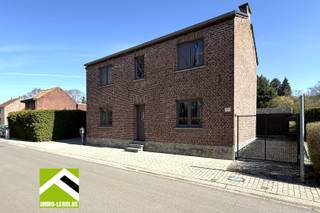 Cette maison est située dans un endroit particulièrement calme en face du château de Veulen, un environnement de tranquillité, de verdure et...