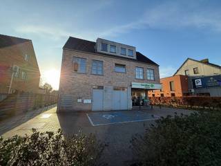 Gezellig duplex appartement met 2 slaapkamers en ruim terras, gelegen in het centrum van Wechelderzande.1ste verdieping;Woonkamer, eethoek met...