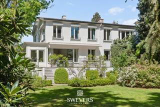 Voor meer info en foto’s, surf naar www.swevers.be – Welkom in deze ruime en karaktervolle open bebouwing aan de Visvangststraat 67 in Koersel. Deze voormalige dokterswoning combineert 238 m² bewoonbare oppervlakte met een zuidgericht perceel van 12a 79ca en biedt uitzonderlijk veel mogelijkheden.<br />De woning is instapklaar en uitstekend onderhouden. Via de centrale inkomhal bereik je de lichtrijke leefruimte van 30 m², de praktische keuken en de gezellige veranda met zicht op de tuin. Aan de voorzijde bevinden zich twee extra grote ruimtes, momenteel ingericht als bureau en tweede leefruimte. Ideaal voor wie droomt van een zelfstandige praktijk, zorggedeelte, thuiskantoor of extra leefzone. Op de eerste verdieping zijn er vijf volwaardige slaapkamers van 12 m² tot 21 m², perfect voor een groot gezin of wie graag extra ruimte heeft voor hobby’s, logees of werk. De badkamer is functioneel ingericht en sluit mooi aan op de praktische indeling. Een grote troef is de volledig onderkelderde oppervlakte van 87,5 m², geschikt als opslag, hobbyruimte of atelier. Daarnaast is er een ruime garage van 34 m² voor twee wagens; Buiten geniet je van een groene, privacyvolle zuidgerichte tuin en een ruim terras met elektrische luifel. Extra handig is de toegang achteraan het perceel. De ligging is rustig én centraal, vlak bij scholen, openbaar vervoer, winkels, restaurants, Be-Mine, het kioskplein en de mijnterril. Voor meer informatie, bel 011 255 155. Bron bewoonbare oppervlakte: EPC – verslag.