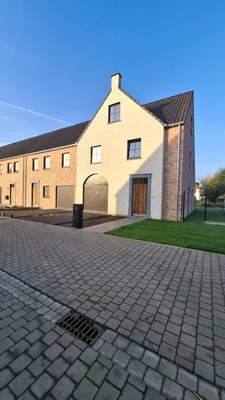 In het charmante Astene, deelgemeente van Deinze, vind je dit eigentijdse nieuwbouwproject met 8 halfopen en 4 gesloten woningen. Een ideale plek...