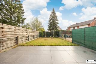 <p><span>Charmant appartement au rez-de-chaussée avec jardin et garage Heiveldlaan 3, 2950 Kapellen</span></p><p><span>Vous êtes à la recherche d'un appartement confortable et pratique dans un endroit central mais calme ? Cet appartement au rez-de-chaussée allie le confort à un agréable petit jardin et à un garage privé. Idéal pour ceux qui aiment vivre de plain-pied ou qui sont à la recherche d'un investissement intelligent.</span></p><p><span>Aménagement</span></p><ul><li><span>Espace de vie confortable avec beaucoup de lumière naturelle</span></li><li><span>Cuisine semi-ouverte, compacte mais fonctionnelle</span></li><li><span>Deux chambres à coucher, pouvant servir de chambre à coucher ou de pièce de loisir</span></li><li><span>Espace de rangement pratique pour un stockage supplémentaire</span></li><li><span>Toilettes et salle de bains séparées</span></li><li><span>Volets dans chaque pièce, pour plus de confort et de sécurité</span></li></ul><p><span>Les avantages</span></p><ul><li><span>Jardin attenant, idéal pour la détente ou les repas en plein air</span></li><li><span>Garage inclus, pour un stationnement toujours facile et sûr</span></li><li><span>Situation tranquille avec accès facile aux commerces, écoles et transports en commun</span></li></ul><p><span>Cet appartement est idéal pour les débutants, les couples ou les investisseurs à la recherche d'un bien pratique et abordable dans le quartier vert de Kapellen.</span></p>