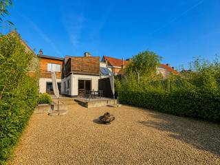 Charmante stadswoning met INPANDIGE GARAGE, DRIE SLAAPKAMERS, ZONNIGE TUIN en UITSTEKENDE LIGGING in Oudenaarde. Via de inkomhal, bereikbaar langs de inpandige garage, komt u binnen in deze INSTAPKLARE woning waar comfort en functionaliteit hand in hand gaan. De gezellige leefruimte vormt samen met de volledig ingerichte keuken en eetplaats het warme hart van de woning, ide. Daarnaast beschikt de woning over een PRAKTISCHE KELDER die extra bergruimte biedt. Op de eerste verdieping bevinden zich drie volwaardige slaapkamers, een open nachthal met gezellige zithoek en een ingerichte badkamer. Buiten geniet u van een ONDERHOUDSVRIENDELIJKE TUIN met ZONNIG TERRAS, een aangename plek om tot rust te komen in alle privacy. Ook technisch is deze woning goed uitgerust dankzij DAKISOLATIE, DUBBELE BEGLAZING en een RECENTE CV-KETEL, wat bijdraagt aan een energiezuinig wooncomfort. De rustige ligging aan de rand van Oudenaarde vormt een belangrijke troef, met winkels, scholen, horeca en het stadscentrum op wandelafstand. Bovendien zorgt de VLOTTE AANSLUITING OP DE N60 voor een uitstekende bereikbaarheid richting Gent en de omliggende gemeenten.<br /><br />Adres: Pauwel Vander Scheldenstraat 9 te Oudenaarde<br /><br />Geen renovatieplicht; P-score: C, G-score: A