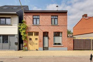 Volledig gerenoveerde, authentieke en energiezuinige dorpswoning met het centrum aan de voet!De woning omvat in totaliteit 2 bouwlagen:1. een...