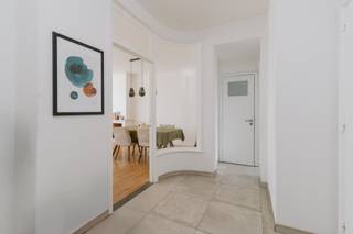 <p>Op een centrale ligging in Wilrijk vinden we dit lichtrijke en instapklare appartement met een bewoonbare oppervlakte van maar liefst <strong>107 m². </strong>Dankzij de gunstige ligging geniet je hier van een vlotte bereikbaarheid, met winkels, openbaar vervoer en belangrijke invalswegen vlakbij.</p><p><br /></p><p>Bij het betreden van het appartement kom je in de inkomhal die toegang geeft tot de verschillende ruimtes. De leefruimte is aangenaam ruim en baadt in natuurlijk licht, wat meteen zorgt voor een open en gezellig gevoel. Aansluitend bevindt zich de keuken, praktisch ingericht en voorzien van alle nodige comfort.</p><p><br /></p><p>Verder beschikt het appartement over 2 volwaardige kamers die flexibel kunnen ingericht worden als slaapkamer, bureau of hobbyruimte. De badkamer is functioneel en het appartement biedt bovendien voldoende praktische opbergruimte.</p><p><br /></p><p><strong>Troeven</strong>: zeer ruim appartement - gunstig EPC label A - nieuwe CV-ketel 2022 - elektriciteit is conform.</p>