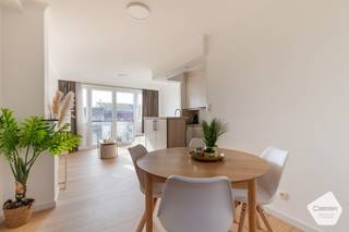 Dit <strong>recent gerenoveerde</strong> appartement combineert een moderne afwerking met comfort en een uitstekende ligging. Bovendien wordt het <strong>volledig bemeubeld</strong> verkocht, waardoor u hier zonder zorgen meteen kunt intrekken of gebruiken als investering of tweede verblijf.<br /><br />Bij het binnenkomen wordt u verwelkomd in een lange inkomhal die toegang verleent aan een mooie glazen deur die leidt naar de ruime en bijzonder <strong>lichtrijke woonkamer, voorzien van een kwalitatieve vloer.</strong><br /><br />Aansluitend bevindt zich de praktische, hedendaagse keuken, die uitgerust is met alle basisvoorzieningen en een functionele indeling heeft waardoor koken hier zowel comfortabel als efficiënt verloopt.<br /><br />Het appartement beschikt over <strong>twee volwaardige slaapkamers</strong>, elk voorzien van een dubbelbed met <strong>geïntegreerde opbergruimte</strong>, wat zorgt voor extra praktisch comfort. Eén van de slaapkamers is bovendien uitgerust met een ingebouwde kast, waardoor opbergruimte optimaal benut wordt.<br /><br />Daarnaast is er een badkamer aanwezig met douche en toilet, praktisch ingericht en perfect passend bij de moderne afwerking van het appartement.<br /><br />Een extra troef van dit appartement is zonder twijfel de <strong>centrale ligging</strong>. U bevindt zich hier op wandelafstand van het station, het strand en diverse winkels, waardoor alles wat u nodig heeft binnen handbereik ligt.