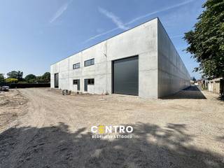 Nieuwbouw KMO-unit met een oppervlakte van 448m². Perfect gelegen op slechts 500m van de N9 en een vlotte verbinding naar de expressweg!<br /><br /><u><strong>Bijzonderheden:</strong></u><br />- Onmiddellijk beschikbaar bij akte!<br />- 6m VRIJE hoogte.<br />- Automatische sectionaalpoort + afzonderlijke toegangsdeur.<br />- Lichtstraat met rookluiken.<br />- Regenwaterpomp aanwezig.<br />- Zekeringkast aanwezig.<br />- Voldoende manoevreerruimte.<br />- Opslagruimte geschikt voor verschillende doeleinden.<br />- Polybetonvloer.<br />- Casco.<br />- <strong>Kleinere en grotere </strong>oppervlaktes beschikbaar.<br />- Inrichten van kantoorruimte is mogelijk dankzij de ramen.<br />- Tevens INTERESSANT als belegging!<br />- Mogelijkheid tot aankoop van parking.<br /><br />De loods maakt deel uit van het gloednieuwe project 'ZONE CENTRUM'. Zeer geschikt voor eigen gebruik en INTERESSANT als belegging! Aarzel niet ons te contacteren voor verdere info en/of een bezoek ter plaatse: 050/70 01 02 - nicolas@centro.be.
