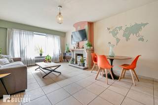 Ontdek samen met ons deze instapklare en ruime bel-etagewoning met tal van troeven. Binnenin word je verwelkomd door een warm en smaakvol interieur dat meteen een gevoel van gezelligheid oproept. Op de eerste verdieping bevindt zich de lichtrijke leefruimte, een ingerichte keuken met toegang tot het terras, een apart toilet en een wasplaats/berging. Op de tweede verdieping bevinden zich 2 grote slaapkamers en een badkamer met dubbele lavabo, bad/douche en toilet. De bovenste verdieping doet nu dienst als hobby/werkplek maar kan eveneens als 3de slaapkamer worden ingericht. Zeer leuk stadsterras om in alle rust te genieten. De woning beschikt over een grote garage met automatische poort die  plaats biedt aan 3 auto's, ongetwijfeld een absolute meerwaarde in de stad. De ramen zijn voorzien van dubbele beglazing en rolluiken. Centrale verwarming op aardgas. Op wandelafstand van diverse winkels, scholen, openbaar vervoer en de Grote Markt. In de nabijheid van het groene en kindvriendelijke A. Daenplein. Goede verbinding naar E17 en N41. Dankzij de combinatie van charme, comfort en de praktische indeling is dit een unieke kans voor wie op zoek is naar een knusse stadswoning met dat tikkeltje extra.