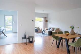 Deze instapklare bungalow biedt comfortabel wonen op een centrale en toch rustige locatie. De woning beschikt over drie slaapkamers, een gezellige tuin en een praktische garage met automatische poort. De oprit biedt bovendien rechtstreekse toegang tot de tuin.<br /><br />De lichtrijke leefruimte en keuken kijken uit op de tuin en creëren een aangename verbinding tussen binnen en buiten. Via de ruime inkomhal heb je toegang tot de drie slaapkamers, de vernieuwde badkamer en het technische lokaal.<br /><br />De badkamer werd volledig gerenoveerd en is uitgerust met een toilet, inloopdouche, dubbele lavabo en moderne spiegel. De woning beschikt over een nieuwe hoogrendements-gasketel, een vernieuwde elektriciteitsinstallatie, dubbel glas, rolluiken en elektrische zonnewering aan de achterzijde.<br /><br />Boven de woning bevindt zich een ruime, geïsoleerde zolder die momenteel gebruikt wordt als opslagruimte, maar nog heel wat potentieel biedt voor extra mogelijkheden.<br /><br />Kortom, een lichtrijke en goed onderhouden woning met een gunstig EPC – beslist een bezoek waard!<br /><br />Uit de hand te koop, geen immo.