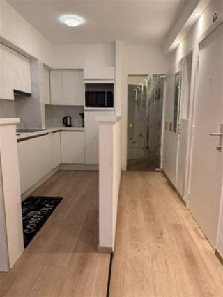 <h3><span>TE KOOP Gelijkvloers appartement met 2 slaapkamers nabij het strand van Oostende</span></h3><p><span>Op zoek naar een appartement op een uitstekende locatie aan de Belgische kust? Dit aangename appartement bevindt zich in het centrum van Oostende, op slechts twee minuten wandelen van het strand. Dankzij de centrale ligging bevinden winkels, restaurants, openbaar vervoer en tal van ontspanningsmogelijkheden zich binnen handbereik.</span></p><p><span>Het appartement beschikt over een gezellige woonkamer met toegang tot het terras, waar u geniet van uitzicht over de stad. De uitgeruste keuken is onder meer voorzien van een koelkast en vaatwasser.</span></p><p><span>Verder zijn er twee volwaardige slaapkamers en een badkamer met douche aanwezig.</span></p><p><span>Troeven:</span></p><ul><li><span>Uitstekende ligging in het centrum van Oostende </span></li><li><span>Op slechts twee minuten wandelen van het strand </span></li><li><span>Twee slaapkamers </span></li><li><span>Gezellige woonkamer </span></li><li><span>Uitgeruste keuken </span></li><li><span>Gelijkvloers appartement met achterkoer en berging </span></li><li><span>Badkamer met douche </span></li><li><span>Gratis wifi aanwezig </span></li><li><span>Slechts 5 km van de luchthaven Oostende-Brugge </span></li></ul><p><span> </span></p><p><span>Een interessante opportuniteit voor wie op zoek is naar een eigen verblijf aan zee, een tweede verblijf of een aantrekkelijk gelegen vastgoedinvestering.</span></p><p><span> </span></p><p><span>Meer informatie of een bezichtiging?</span><span><br />0484357067</span></p><p><span>Carolien@jemar.be</span></p>