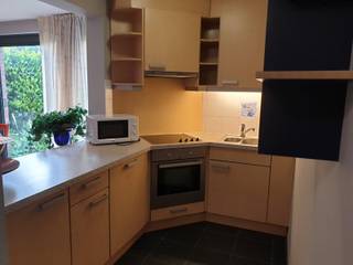 <p><strong>Volledig gemeubeld appartement op het gelijkvloers met privé tuin en terras, in het centrum van Zaventem.</strong></p>
<p>Ruime living (30m²) met open ingerichte keuken, welke voorzien is van vaatwasser, oven, koelkast en keramische kookplaat. Slaapkamer (10m²) met aansluitend douchekamer.<br />Berging/wasplaats voorzien van wasmachine. Aparte wc.<br />Buiten: grote privé tuin (west) met terras.<br /><strong>Huurprijs ALL IN! (elektriciteit, water, verwarming en internet)</strong></p>
