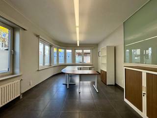 In het centrum van Eeklo, nabij winkels, horeca, openbaar vervoer en andere belangrijke handelszaken, bevindt zich deze recente en...