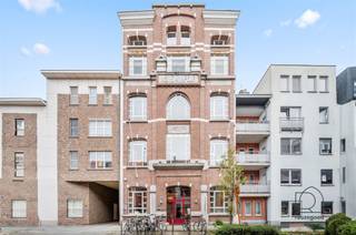 <p><span>Unieke loft in Mechelen wonen in de iconische Usine à Vapeur</span></p><p><span>Op zoek naar een karaktervolle woonplek met tonnen potentieel? In de voormalige meubelfabriek </span><span>Usine à Vapeur</span><span>, volledig heringericht tot lofts en appartementen in 1996, vindt u deze uitzonderlijk ruime loft van bijna </span><span>200 m²</span><span>. De authentieke industriële stijl met stoere kolommen, balken en robuuste muren zorgt voor een unieke sfeer die je nergens anders vindt.</span></p><p><span>Momenteel is de ruimte ingericht als </span><span>ruim kantoor</span><span>, maar dankzij het open grondplan, de aanwezige </span><span>keuken</span><span> en de </span><span>aansluitingen voor een badkamer</span><span> kan deze loft eenvoudig omgevormd worden tot een spectaculaire woonloft. Met een paar creatieve ingrepen creëert u hier een woonomgeving die even uniek als indrukwekkend is.</span></p><p><span>Bovendien is het pand </span><span>asbestveilig</span><span> en beschikt het over een </span><span>zeer gunstig EPC</span><span>, wat de verbouwing louter reduceert tot stilistische voorkeuren. </span></p><p><span>Mis deze kans niet om te wonen in een stuk Mechelse geschiedenis en contacteer ons op <span>welkom@reuzegoed.be</span></span><span> of 0470 11 56 80.</span></p>