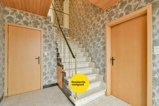 Welkom in deze ruime en charmante alleenstaande villa, prachtig gelegen op een perceel van 4.119 m² met een adembenemend landelijk uitzicht en loodsen.(+/-500 m²)<br /><br />Bij het betreden van de woning komt u in de ruime inkomhal, die toegang biedt tot een praktisch bureau op het gelijkvloers en een lichtrijke leefruimte met een aangename sfeer. Aansluitend bevindt zich de ruime keuken, uitgerust met de nodige toestellen. Verder beschikt het gelijkvloers over een gastentoilet, een volledig ingerichte badkamer, en twee volwaardige slaapkamers.<br /><br />Op de eerste verdieping vindt u nog drie ruime slaapkamers, een handige wasruimte en een apart toilet. Voor extra opbergruimte is er bovendien een zolder, ideaal als stockage- of hobbyruimte.<br /><br />De buitenomgeving straalt rust en privacy uit: het perceel is omgeven door groen en biedt een warme, landelijke charme. Daarnaast beschikt de woning over ongeveer 500 m² aan loodsen, ideaal voor zelfstandigen, hobby’s of extra opslag.<br /><br />Een extra troef is de mogelijkheid tot projectontwikkeling met meerdere kavels(3), wat het geheel extra interessant maakt! Vraag ons naar de bouwvoorschriften of een ontwerpplan van verkaveling.<br /><br />De vermelde prijs is een richtprijs; elk bod, hoger of lager, wordt voorgelegd aan de eigenaar die zich het recht voorbehoudt om dit te aanvaarden of te weigeren.<br /><br />Neem voorsprong met een vrijblijvende, gratis schatting van uw eigendom via:<br />www.residentievastgoed.be/gratisonlineschatten