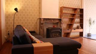 Gezellig en charmant gelijkvloers appartement met tuin te koop in levendige buurt in Antwerpen.<br /><br />Instapklaar appartement (75 m²) met 1 slaapkamer en stadstuin.<br />Het appartement bevindt zich op het gelijkvloers van een kleinschalig en verzorgd gebouw bestaande uit drie wooneenheden. <br /><br />Via de inkomhal en gemeenschappelijke gang, die alle ruimtes met elkaar verbindt, betreed je het appartement. Vooraan bevindt zich de ruime slaapkamer. Centraal gelegen vind je de gezellige leefruimte, met houten parket. Deze geeft onmiddellijke toegang tot eetkamer en open keuken die achteraan de woning gelegen zijn. De keuken is uitgerust met gasvuur en alle hedendaags comfort. Deze geeft tevens toegang tot de sfeervolle stadstuin. Verder beschikt het appartement over een badkamer met ligbad, lavabomeubel en toilet. Dankzij de droge kelder heb je een handige berging ter beschikking.<br /><br />De achtergevel en het dak werden conform de norm geïsoleerd en netjes afgewerkt in 2024. Vaste kosten zijn beperkt. Alle verbruikskosten worden gescheiden door middel van aparte meters, wat zorgt voor een efficiënt en controleerbaar gebruik. In de woonkamer bevindt zich een karaktervolle gaskachel die voor gezellige warmte zorgt. Er is centrale verwarming op gas in badkamer en keuken aanwezig. De mogelijkheid om deze verder uit te breiden is eenvoudig, via de nieuwe hogerendementsketel (2024). De elektriciteit in het appartement is conform.<br /><br />Het openbaar vervoer is vlot bereikbaar en ook de A12 en andere verbindingswegen liggen op slechts enkele minuten rijden. Daarnaast zijn er in de nabije omgeving velo-stations en een Cambio-standplaats te vinden. Voor wie graag de natuur opzoekt, ligt het Kielpark op wandelafstand, en het Schoonselhof en de Hobokense Polder op fietsafstand. <br /><br />Ben je op zoek naar een startersappartement met charme? Mis deze kans dan niet!<br />KIJKDAG op zaterdag 2 mei 2026. Schrijf je in via deze link: https://form.jotform.com/260944525238057